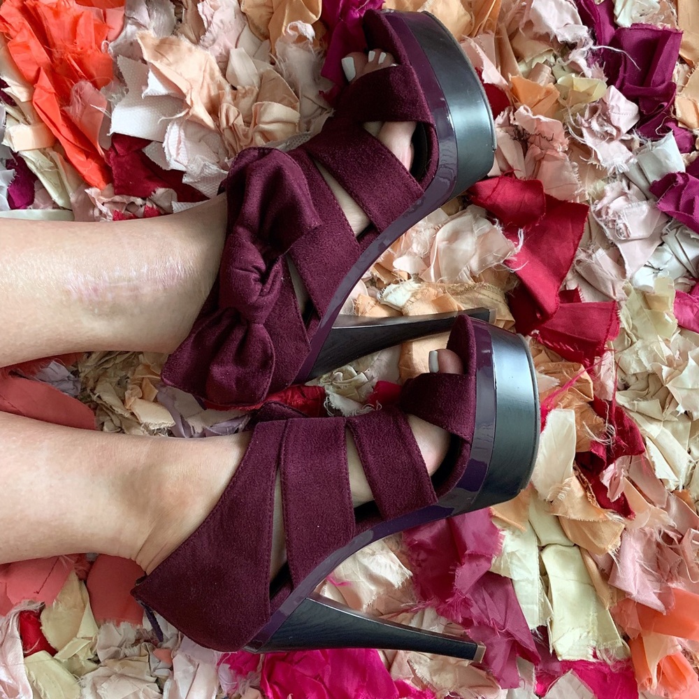 Michael Antonio plum suede bow heels size 6.5
